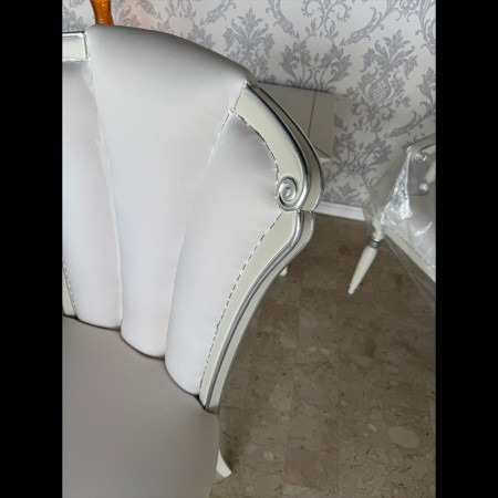 Sedie e capotavola laccate con foglia argento