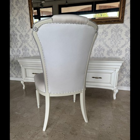 Sedie e capotavola laccate con foglia argento