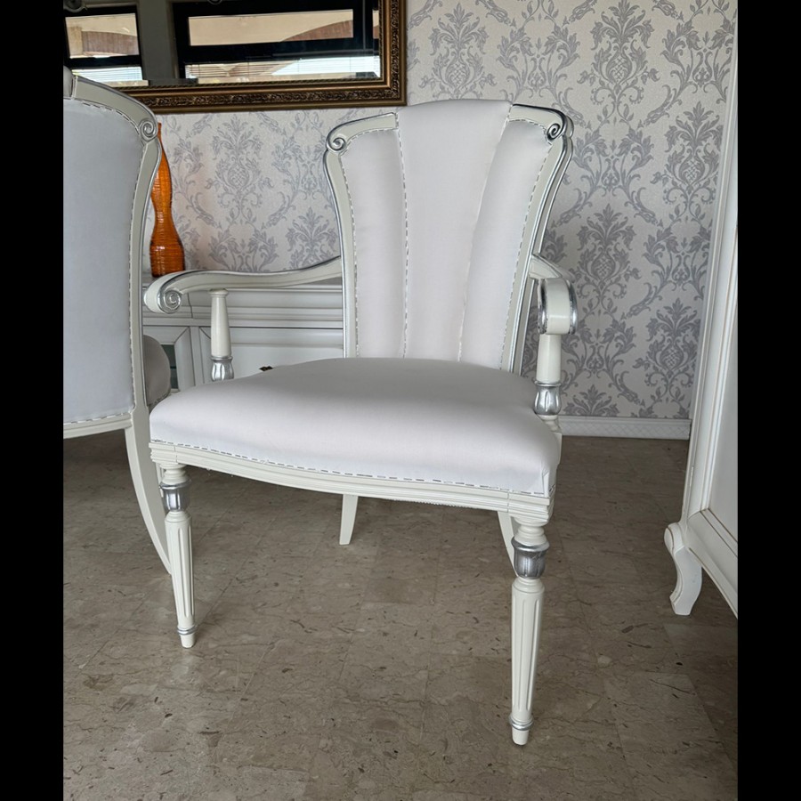 Sedie e capotavola laccate con foglia argento