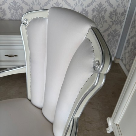 Sedie e capotavola laccate con foglia argento