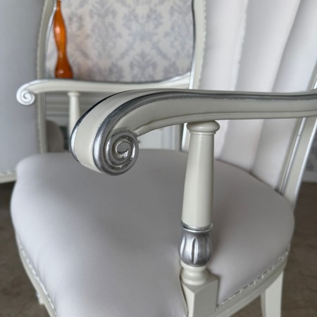 Sedie e capotavola laccate con foglia argento