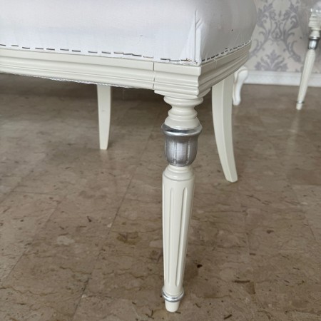 Sedie e capotavola laccate con foglia argento