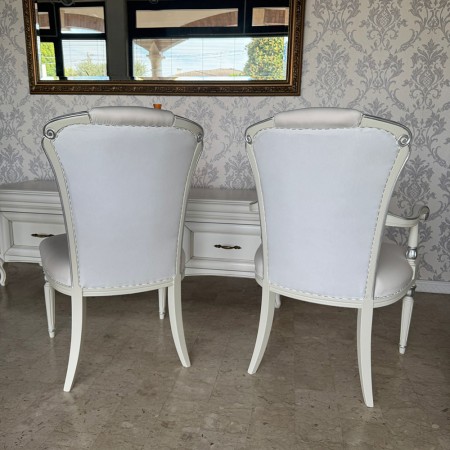 Sedie e capotavola laccate con foglia argento