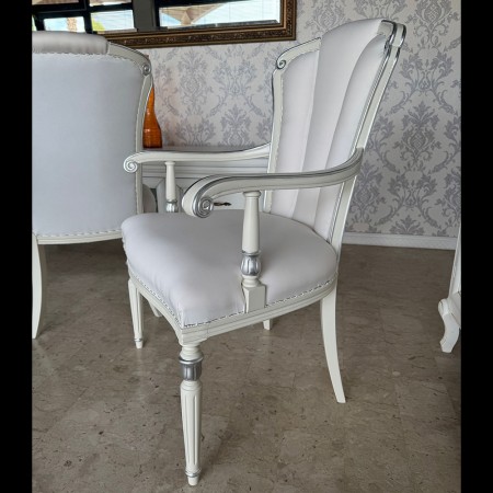 Sedie e capotavola laccate con foglia argento