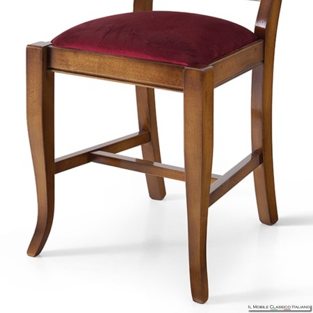 Sedia classica imbottita in legno