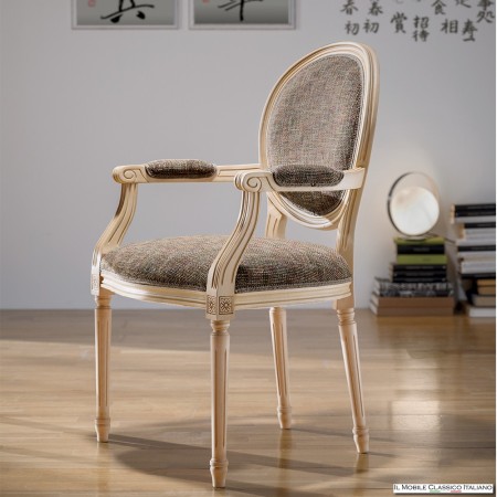 Chaise en bois avec accoudoirs