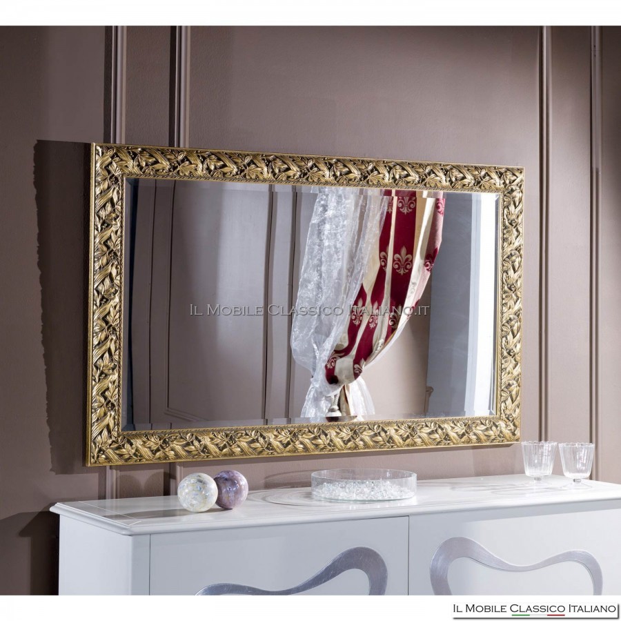 Gran espejo de pared con marco tallado, acabado pan de oro