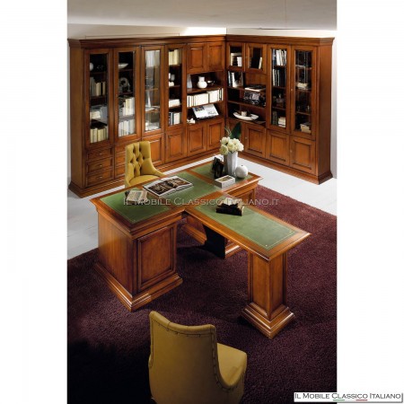 Escritorio tallado de estilo clásico.