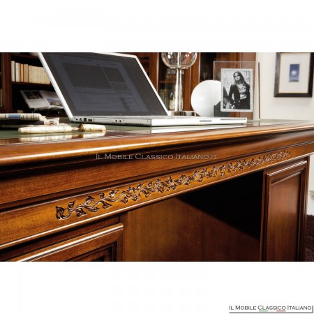 Geschnitzter Schreibtisch im klassischen Stil