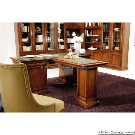 Escritorio tallado de estilo clásico.