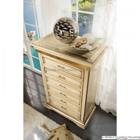 cómoda clásica con decoración dorada