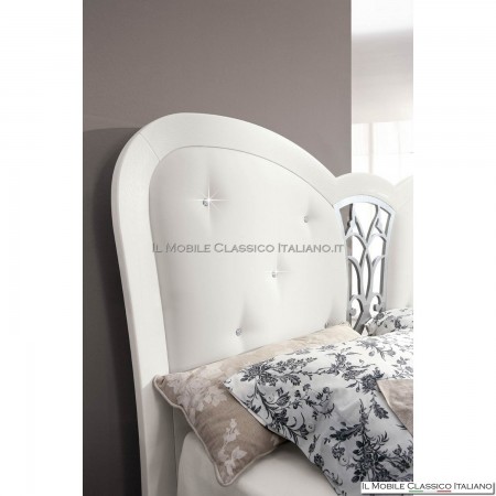 Geformtes Bett mit Grill und Polsterung