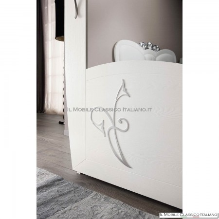 Armadio in frassino spazzolato laccato bianco con decoro