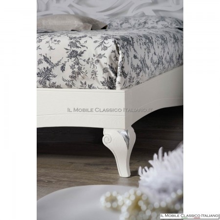 Letto sagomato con intaglio ed imbottitura