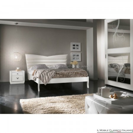 Gepolstertes Bett mit Schmetterlingskunst. 4027/160