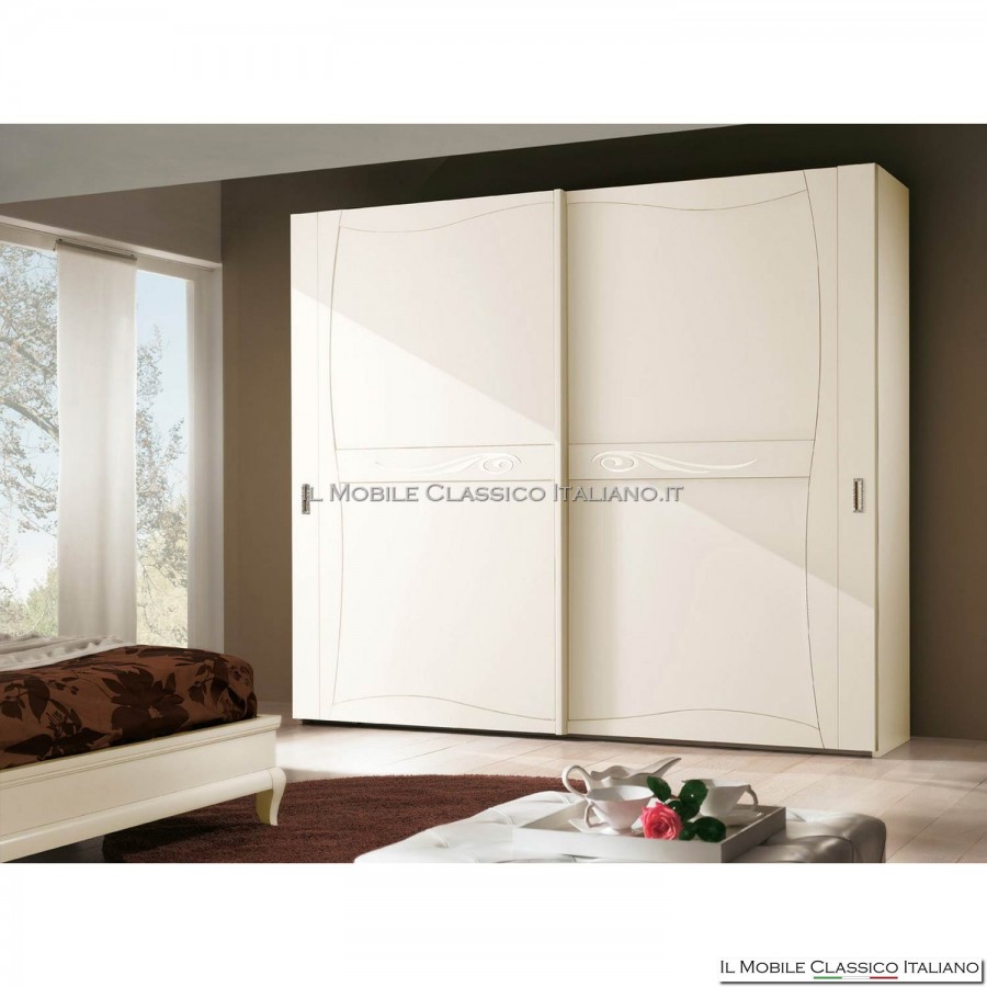 Kleiderschrank mit Schiebetüren