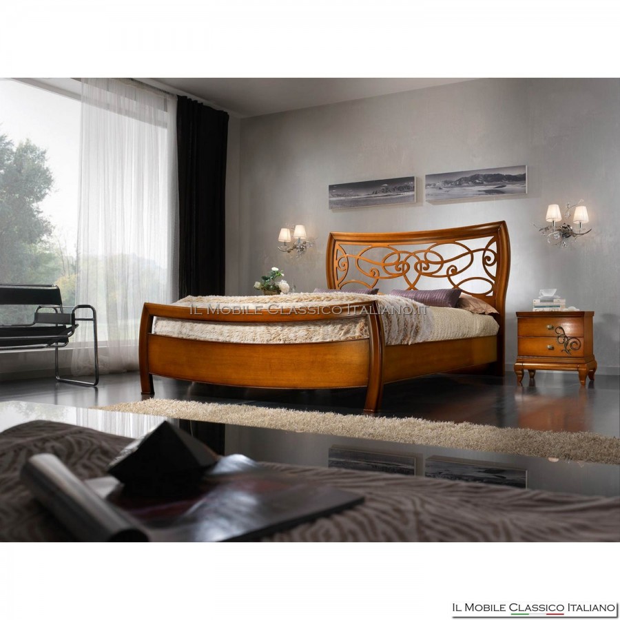 Geformtes Bett mit Gitterkunst. 4106/160