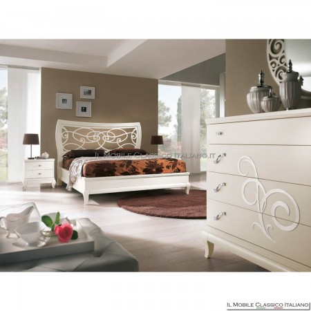 Geformtes Bett mit Gitterkunst. 4121/180