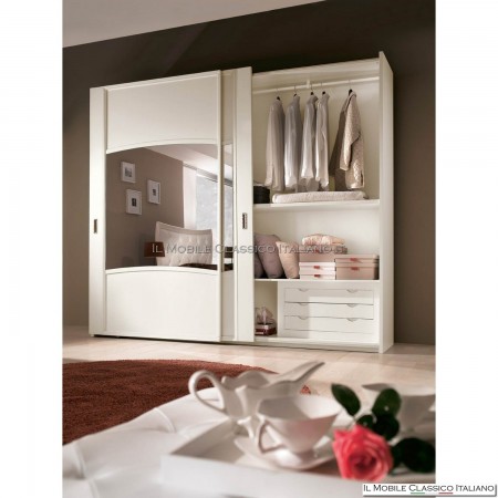 Klassischer Kleiderschrank mit Kommode