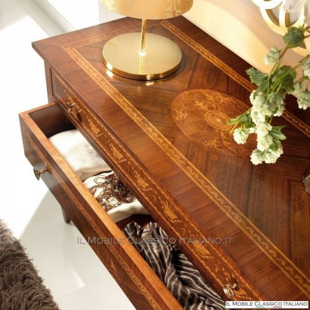 Cajonera con incrustaciones de Maggiolini