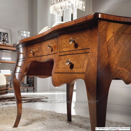Escritorio clásico de nogal