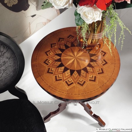 Table basse ronde avec incrustation d'étoiles et filets de cabillaud. 583A