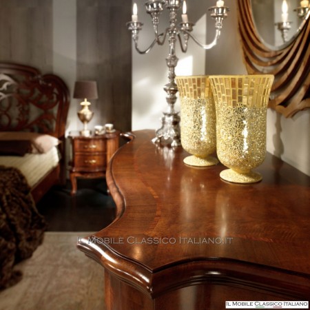 Commode en noyer façonné