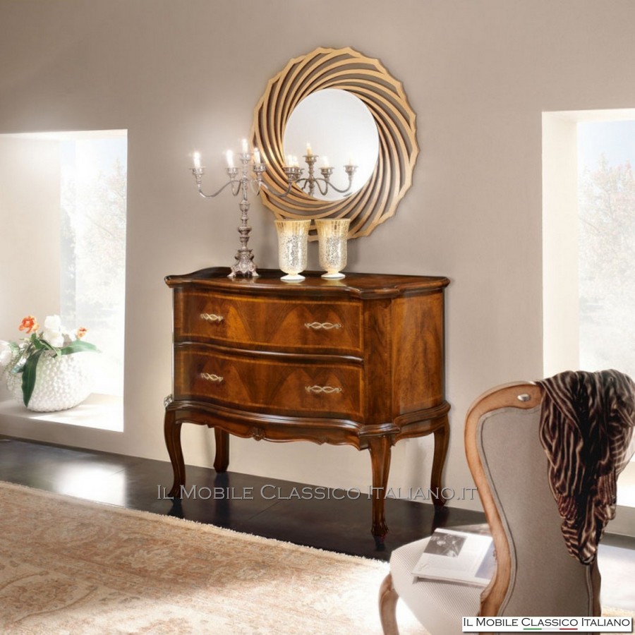 Commode en noyer façonné