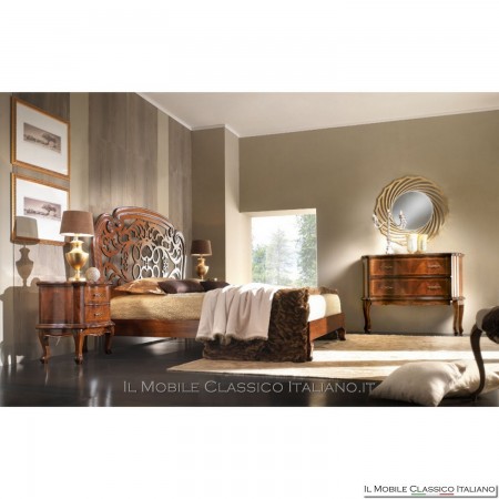 Commode en noyer façonné