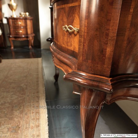 Commode en noyer façonné