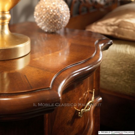 Commode en noyer façonné