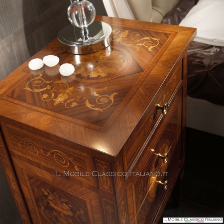 Pareja de mesitas de noche en nogal persia