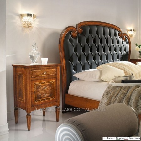 Par de mesitas de noche con incrustaciones Maggiolini