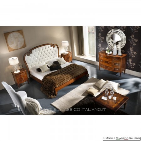 Comodini sagomati e intarsiati in noce