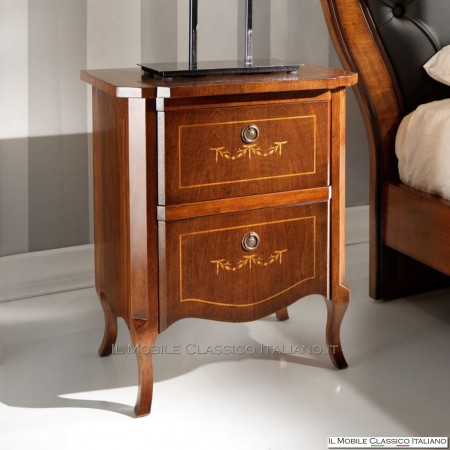 geformte Nachttische aus Nussbaum