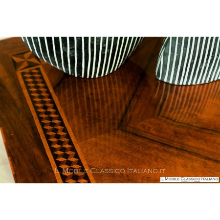 Klassischer Schreibtisch mit Intarsien