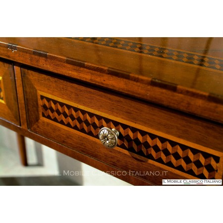 Klassischer Schreibtisch mit Intarsien