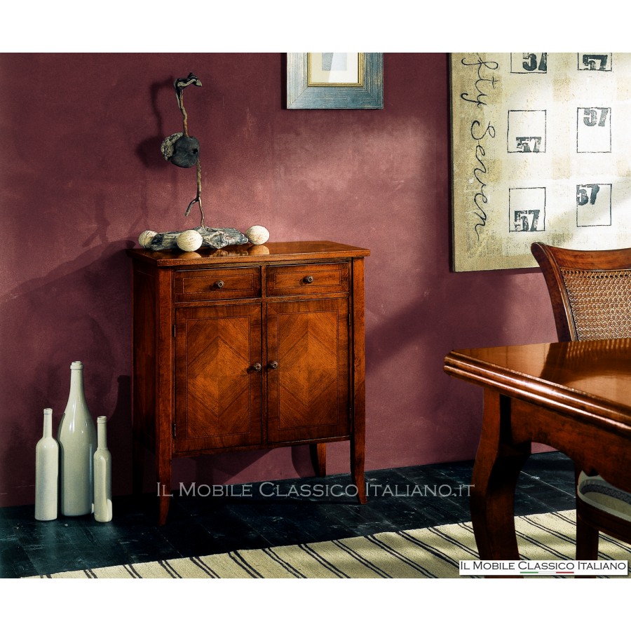 Klassisches Sideboard mit Nussbaumeinlage Klassisches Sideboard mit Nussbaumeinlage