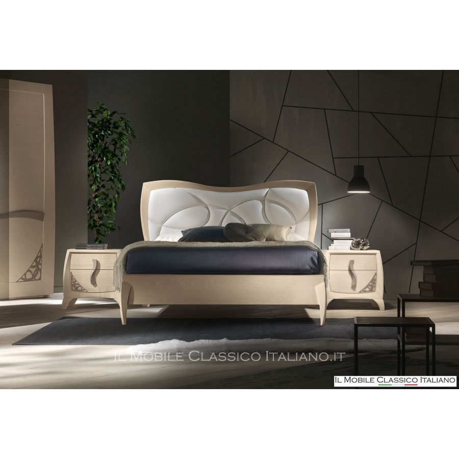 Geformtes Eschenbett mit Polsterung