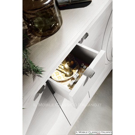 Modernes Sideboard mit Gravuren