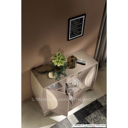 Modernes Sideboard mit Gravuren