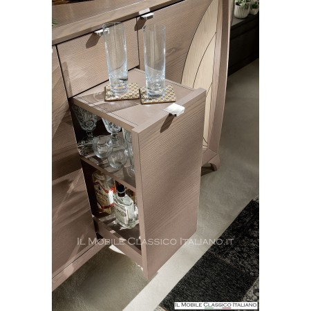 Modernes Sideboard mit Gravuren