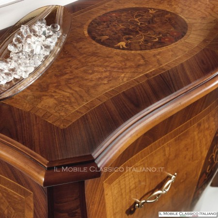 Cómoda convexa con incrustaciones