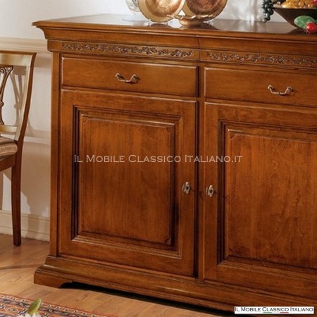 Klassisches Massivholz-Sideboard im Wohnbereich