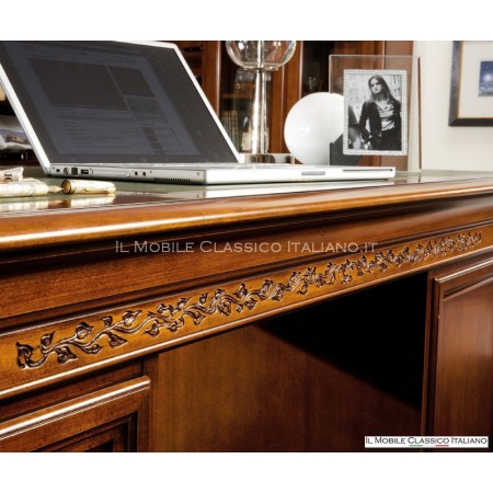 Detail der Schnitzerei des klassischen Sideboards