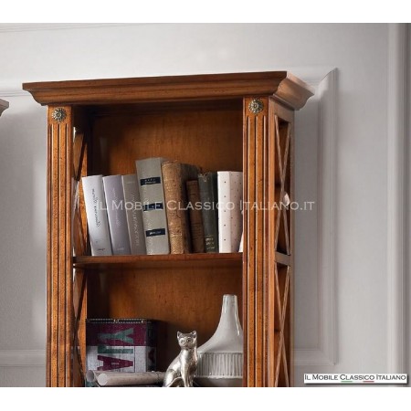 Klassisches Bücherregal aus Holz mit offenen Seiten