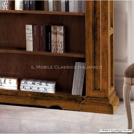 librería alta de estilo clásico
