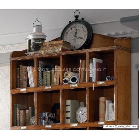 großes Bücherregal aus Holz im klassischen Stil