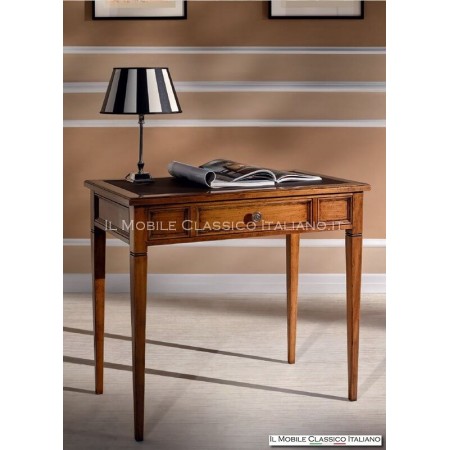 Scrivania classica in legno con un tiretto