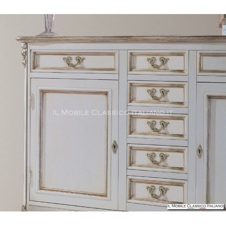 Credenza in stile provenzale con intagli